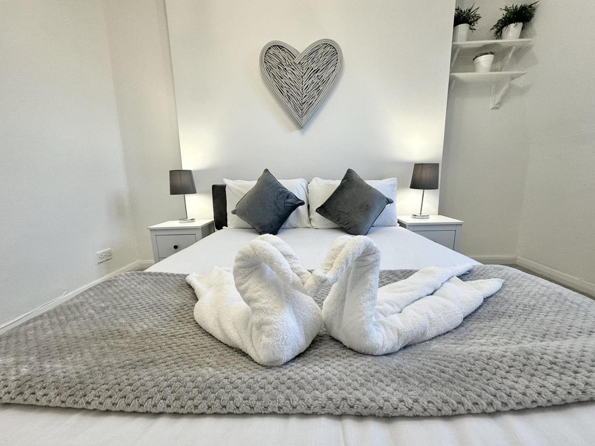 Newly Renovated Kensington 2 Bedroom Apartment With Balcony Near Harrods Sleeps 6, 2 Min Walk From Station Londra Dış mekan fotoğraf