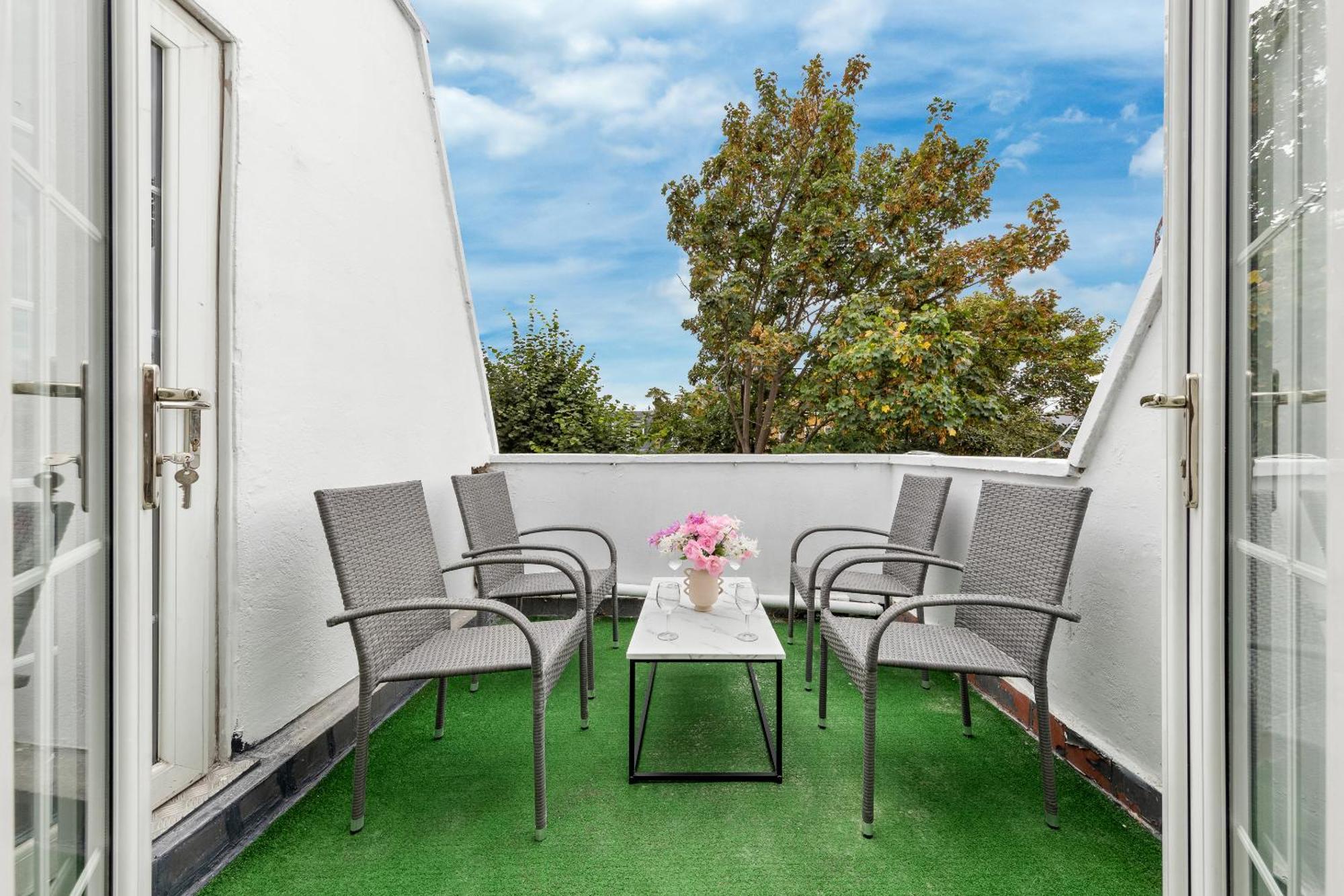 Newly Renovated Kensington 2 Bedroom Apartment With Balcony Near Harrods Sleeps 6, 2 Min Walk From Station Londra Dış mekan fotoğraf